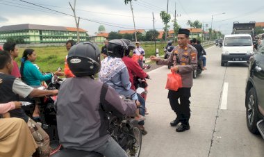 Beri-Imbauan-Kamtibmas-Sambil-Bagikan-Takjil